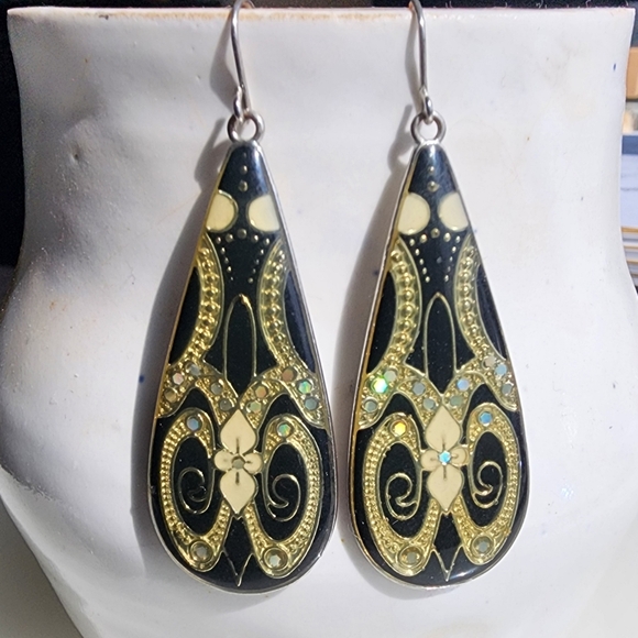 Vintage art deco teardrop earrings. Black, gold, and cream floral filigree - Picture 3 of 5